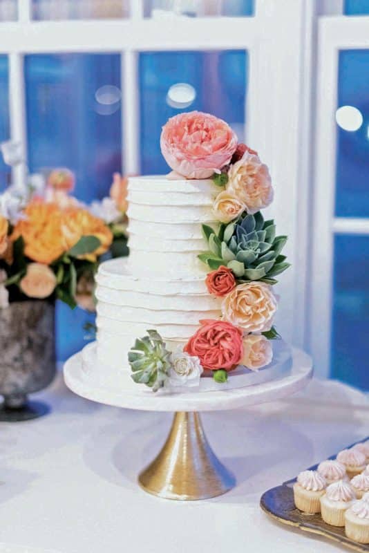 Here's Why You Should Decorate Your Wedding Cake With Flowers – Sola Wood  Flowers