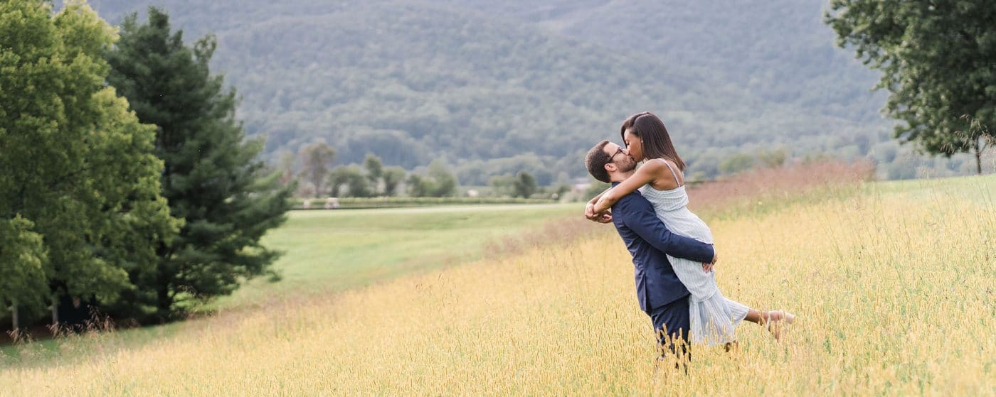 5 Easy Poses for Engagement Photos
