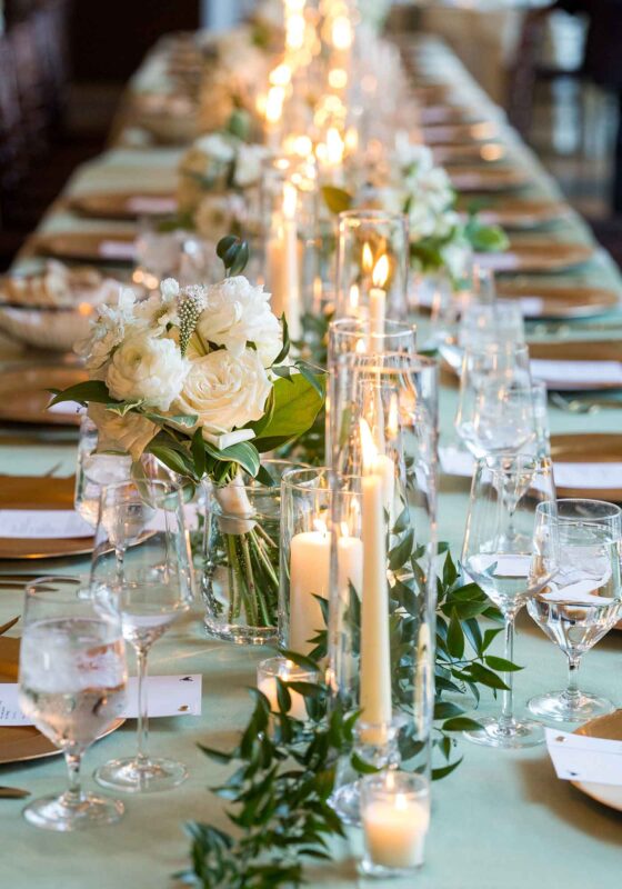 tablescapes with white roses and white cnadles